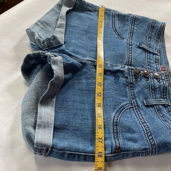 Heartbreaker Triple Button Denim Shorts - Large - Picture 9 of 10